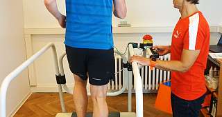 Probant auf einem Laufband bei Zippel´s Läuferwelt für eine Leistungsdiagnostik.