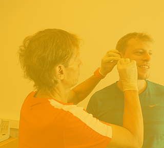 Blutabnahme am Probanten für eine Leistungsdiagnostik bei Zippel´s Läuferwelt